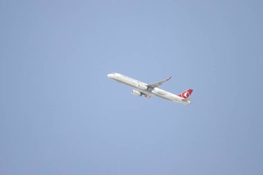 Istanbul, Türkiye - 10 Haziran 2018: Türk Hava Yolları'nın Airbus A321-231 (Cn 7139) Istanbul Atatürk havaalanından alır. Senin 338 filo büyüklüğü ve 300 hedefleri Türkiye'nin bayrak taşıyıcı