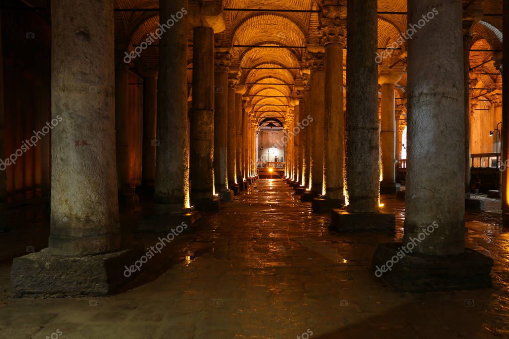 ISTANBUL TURQUÍA DE JUNIO DE Columnas dentro de la Cisterna de la Basílica La