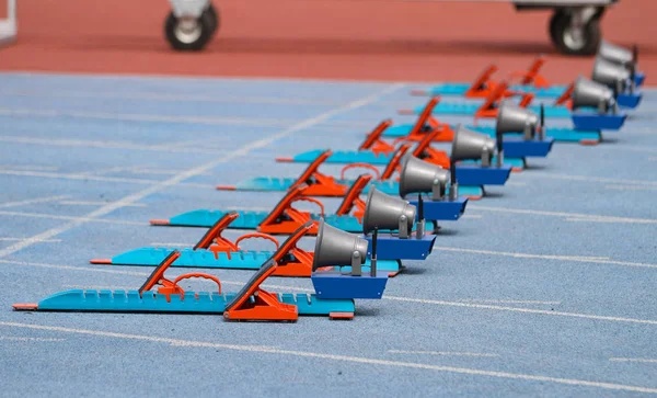 Blocchi Partenza Blu Arancioni Pista Campo — Foto Stock