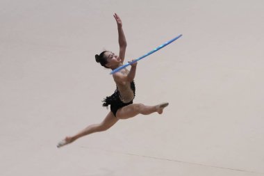 Istanbul, Türkiye - 23 Haziran 2018: Istanbul ritmik Kupası sırasında bilinmeyen jimnastikçi gerçekleştirir