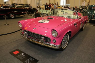 Istanbul, Türkiye - 01 Temmuz 2018: Ford Thunderbird 1956 ekran Istanbul Klasik Otomobil Festivali