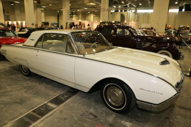 Istanbul, Türkiye - 01 Temmuz 2018: Ford Thunderbird ekran Istanbul Klasik Otomobil Festivali