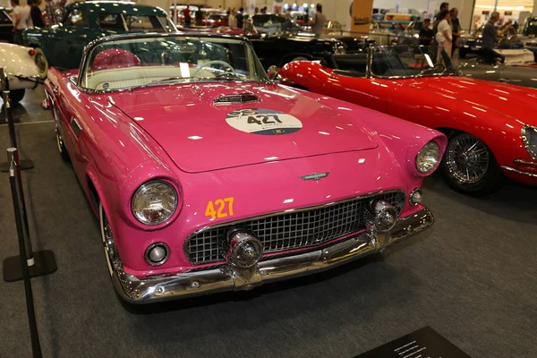Istanbul, Türkiye - 01 Temmuz 2018: Ford Thunderbird 1956 ekran Istanbul Klasik Otomobil Festivali