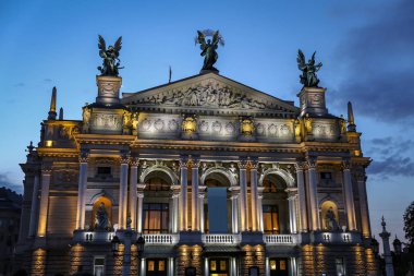 Lviv Opera Binası günbatımı sırasında Ukrayna'da