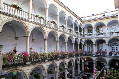 Lviv, Ukrayna - 09 Temmuz 2018: Lviv şehir İtalyan avluda genel görünümünü.