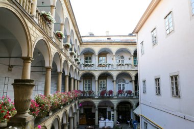 Lviv, Ukrayna - 09 Temmuz 2018: Lviv şehir İtalyan avluda genel görünümünü.