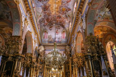 LVIV, UKRAINE - 10 Temmuz 2018: Lviv 'deki Bernardine Kilisesi' nin içinde