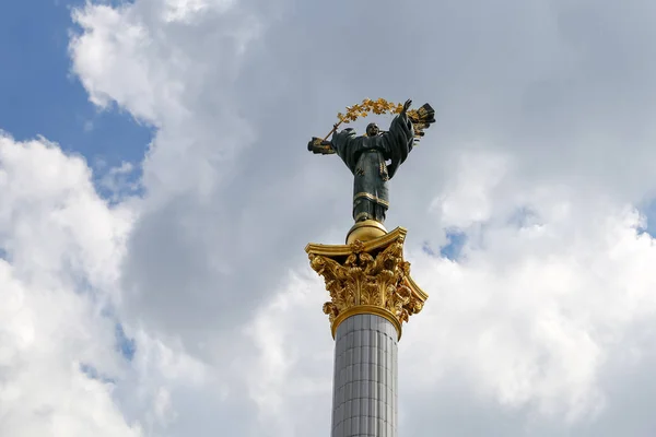 乌克兰基辅市的独立纪念碑和Berehynia雕像 — 图库照片