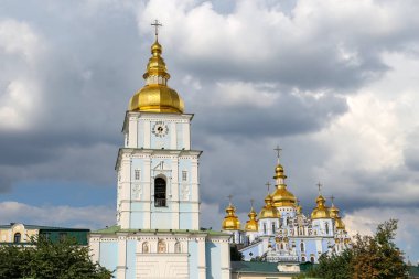 Ukrayna Kiev şehrindeki Aziz Michael Altın Kubbe Manastırı 'nın çan kulesi.