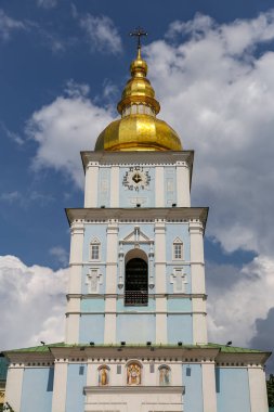 Ukrayna Kiev şehrindeki Aziz Michael Altın Kubbe Manastırı 'nın çan kulesi.