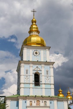 Ukrayna Kiev şehrindeki Aziz Michael Altın Kubbe Manastırı 'nın çan kulesi.