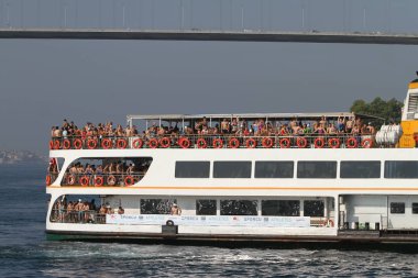 Istanbul, Türkiye - 22 Temmuz 2018: Samsung boğaz çapraz Continental yüzme Yarışması Boğaz boyunca feribot ile başlangıç noktası olacak yüzücüler.