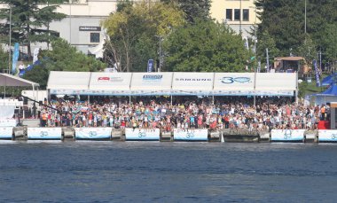 Istanbul, Türkiye - 22 Temmuz 2018: Seyirci ile Samsung boğaz boğaz yarışmaya kıta yüzme çapraz.