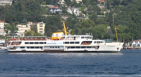 Istanbul Turkiet Juli 2018 Simmare Kommer Att Startpunkten Med Färja — Stockfoto