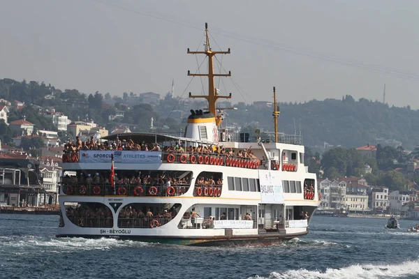土耳其伊斯坦布尔 2018年7月22日 在博斯普鲁斯海峡举行的三星博斯普鲁斯海峡跨洲大陆游泳比赛期间 游泳者乘坐渡船前往起点 — 图库照片