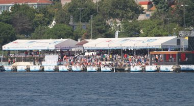 Istanbul, Türkiye - 22 Temmuz 2018: Seyirci ile Samsung boğaz boğaz yarışmaya kıta yüzme çapraz.