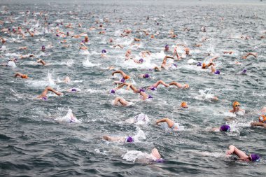 Istanbul, Türkiye - 22 Temmuz 2018: Yüzücüler yüzme sırasında Samsung boğaz çapraz Continental yüzme Yarışması Boğaz.