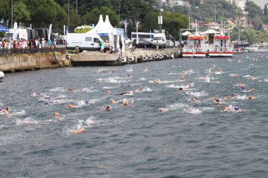 Istanbul, Türkiye - 22 Temmuz 2018: Yüzücüler yüzme sırasında Samsung boğaz çapraz Continental yüzme Yarışması Boğaz.