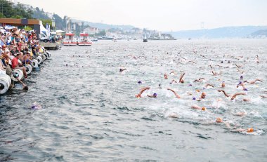 Istanbul, Türkiye - 22 Temmuz 2018: Yüzücüler yüzme sırasında Samsung boğaz çapraz Continental yüzme Yarışması Boğaz.
