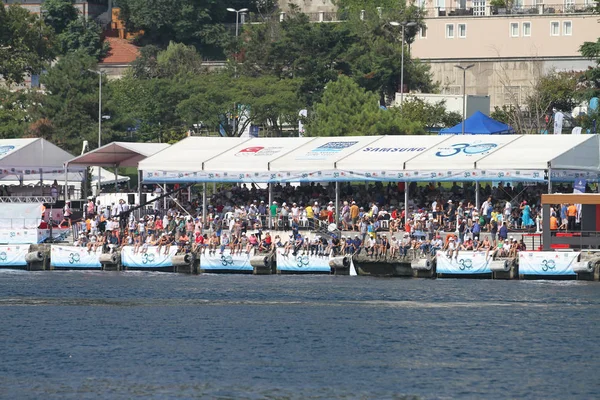 Istanbul, Türkiye - 22 Temmuz 2018: Seyirci ile Samsung boğaz boğaz yarışmaya kıta yüzme çapraz.