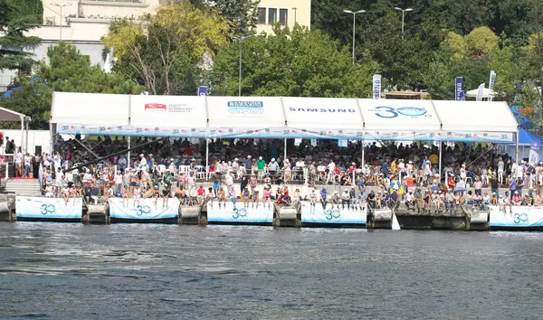 Istanbul, Türkiye - 22 Temmuz 2018: Seyirci ile Samsung boğaz boğaz yarışmaya kıta yüzme çapraz.