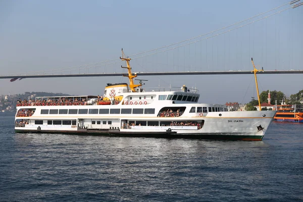 Κωνσταντινούπολη Τουρκία Ιουλίου 2018 Κολυμβητές Πηγαίνουν Στο Σημείο Εκκίνησης Πλοίο — Φωτογραφία Αρχείου