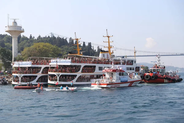 Istanbul Turkey July 2018 Swimmers Going Start Point Ferry Samsung — Stock Photo, Image