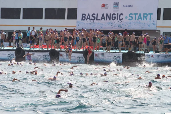 Istanbul Turquia Julho 2018 Nadadores Iniciam Competição Samsung Bosphorus Cross — Fotografia de Stock