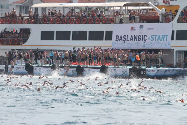 Istanbul Turkey July 2018 Swimmers Start Samsung Bosphorus Cross Continental — Stock Photo, Image