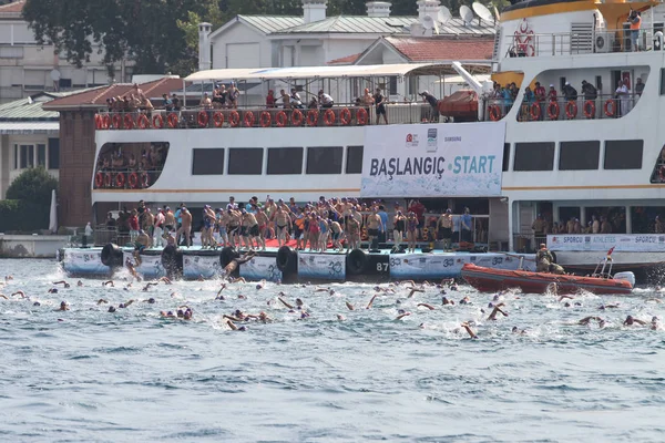 Istanbul Turkey July 2018 Swimmers Start Samsung Bosphorus Cross Continental — Stock Photo, Image