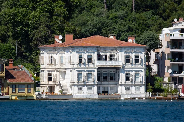 Edificio Bósforo Lado Del Estrecho Estambul Turquía — Foto de Stock