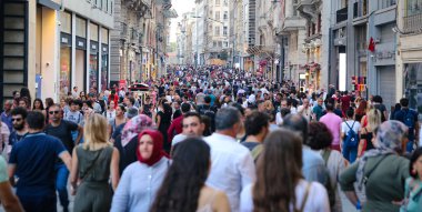 Istanbul, Türkiye - 28 Temmuz 2018: İnsanlar Istiklal Caddesi üzerinde. Istiklal Caddesi en popüler Istanbul 'un alışveriş ve eğlence için yer.