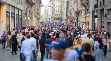 Istanbul, Türkiye - 28 Temmuz 2018: İnsanlar Istiklal Caddesi üzerinde. Istiklal Caddesi en popüler Istanbul 'un alışveriş ve eğlence için yer.