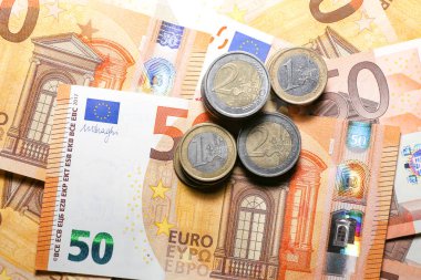 Arkaplan Olarak Kağıt Euro Banknotları ve Paralar Yığını