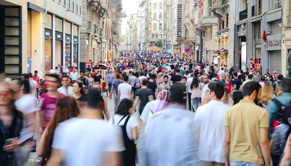 Istanbul, Türkiye - 28 Temmuz 2018: İnsanlar Istiklal Caddesi üzerinde. Istiklal Caddesi en popüler Istanbul 'un alışveriş ve eğlence için yer.