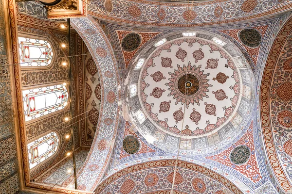 Istanbul, Türkiye - 29 Temmuz 2018: Dome Sultanahmet Mavi Camii Istanbul içi.