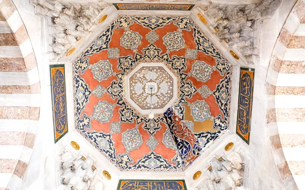 トルコのイスタンブールにあるオスマン帝国の建物のドーム — ストック写真