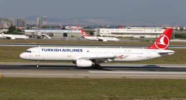 Istanbul, Türkiye - 05 Ağustos 2018: Türk Hava Yolları'nın Airbus A321-231 (Cn 3688) Istanbul Atatürk havaalanından alır. Senin 338 filo büyüklüğü ve 300 hedefleri Türkiye'nin bayrak taşıyıcı
