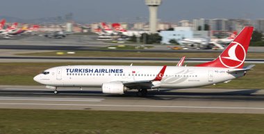 Istanbul, Türkiye - 05 Ağustos 2018: Türk Hava Yolları Boeing 737-8f2 (Cn 60024) Istanbul Atatürk havaalanından alır. Senin 338 filo büyüklüğü ve 300 hedefleri Türkiye'nin bayrak taşıyıcı