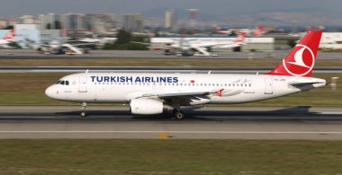 Istanbul, Türkiye - 05 Ağustos 2018: Türk Hava Yolları'nın Airbus A320-232 (Cn 3654) Istanbul Atatürk havaalanından alır. Senin 338 filo büyüklüğü ve 300 hedefleri Türkiye'nin bayrak taşıyıcı