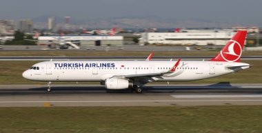 Istanbul, Türkiye - 05 Ağustos 2018: Türk Hava Yolları'nın Airbus A321-231 (Cn 7089) Istanbul Atatürk havaalanından alır. Senin 338 filo büyüklüğü ve 300 hedefleri Türkiye'nin bayrak taşıyıcı