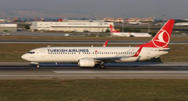 Istanbul, Türkiye - 05 Ağustos 2018: Türk Hava Yolları Boeing 737-8f2 (Cn 40981) Istanbul Atatürk havaalanından alır. Senin 338 filo büyüklüğü ve 300 hedefleri Türkiye'nin bayrak taşıyıcı