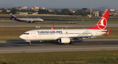 Istanbul, Türkiye - 05 Ağustos 2018: Türk Hava Yolları Boeing 737-8f2 (Cn 60028) Istanbul Atatürk havaalanından alır. Senin 338 filo büyüklüğü ve 300 hedefleri Türkiye'nin bayrak taşıyıcı
