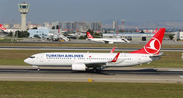 Istanbul, Türkiye - 05 Ağustos 2018: Türk Hava Yolları Boeing 737-8f2 (Cn 29781) Istanbul Atatürk havaalanından alır. Senin 338 filo büyüklüğü ve 300 hedefleri Türkiye'nin bayrak taşıyıcı