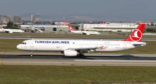 Istanbul, Türkiye - 05 Ağustos 2018: Türk Hava Yolları'nın Airbus A321-231 (Cn 3688) Istanbul Atatürk havaalanından alır. Senin 338 filo büyüklüğü ve 300 hedefleri Türkiye'nin bayrak taşıyıcı