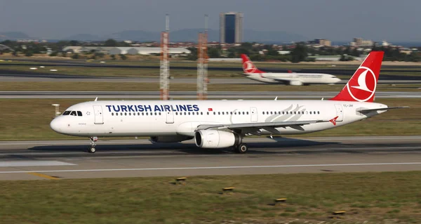 イスタンブール トルコ 2018 トルコ航空エアバス A321 231 3207 はイスタンブールのアタテュルク国際空港から離陸します 338 艦隊サイズと — ストック写真