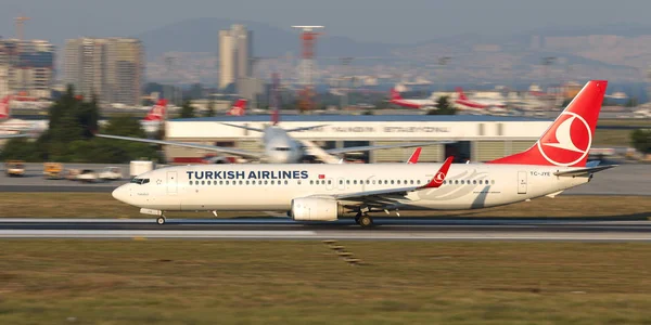 イスタンブール トルコ 2018 トルコ航空ボーイング 737 9F2Er 40979 はイスタンブールのアタテュルク国際空港から離陸します 338 艦隊サイズと — ストック写真