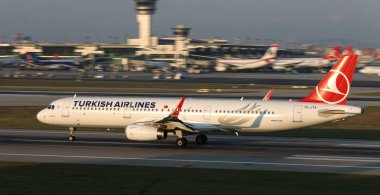 Istanbul, Türkiye - 05 Ağustos 2018: Türk Hava Yolları'nın Airbus A321-231 (Cn 6781, kartal) Istanbul Atatürk havaalanından alır. Senin 338 filo büyüklüğü ve 300 hedefleri Türkiye'nin bayrak taşıyıcı