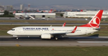 Istanbul, Türkiye - 05 Ağustos 2018: Türk Hava Yolları Boeing 737-8f2 (Cn 60015) Istanbul Atatürk havaalanından alır. Senin 338 filo büyüklüğü ve 300 hedefleri Türkiye'nin bayrak taşıyıcı