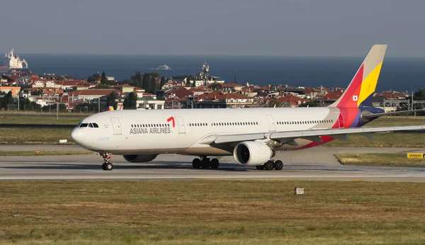이스탄불 2018 아시아나 항공에 A330 323E 1151 이스탄불 아타튀르크 공항에서 — 스톡 사진